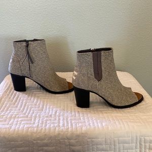 TOMS Peep Toe Heeled Metallic Linen Majorica Booties Size 7. Never worn!